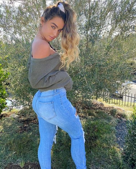 Sommer Ray hot pics. Her hot ass will melt your screen!